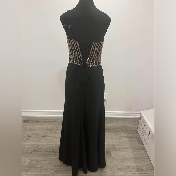 Elegant Black One-Shoulder Evening Dress - Picture 5 of 7